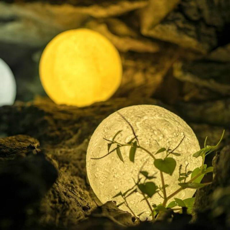 Lampa de veghe in forma de luna Moon Light, alimentare baterii, Stand Lemn Inclus, Multicolora 7 efecte, Reincarcabila