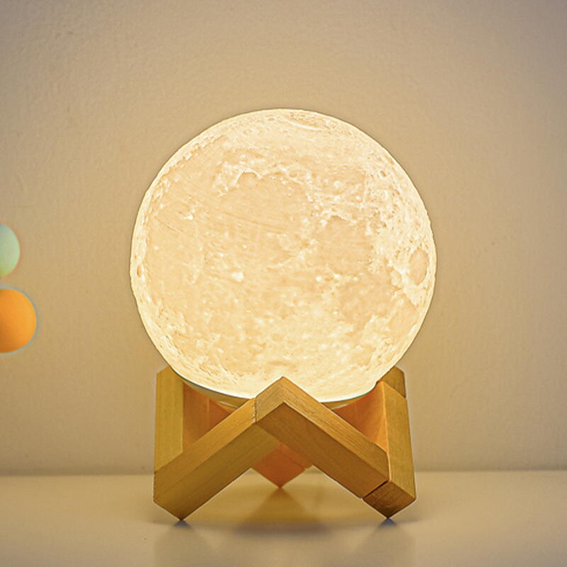 Lampa de veghe in forma de luna Moon Light, alimentare baterii, Stand Lemn Inclus, Multicolora 7 efecte, Reincarcabila